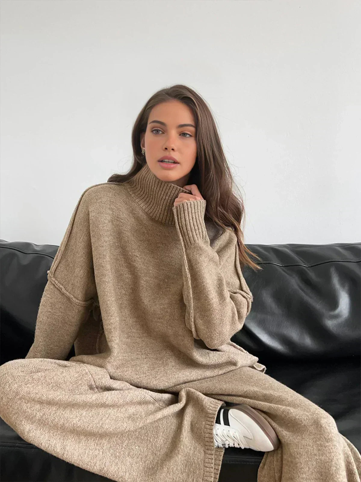 Set tricotat cu guler înalt și pantaloni