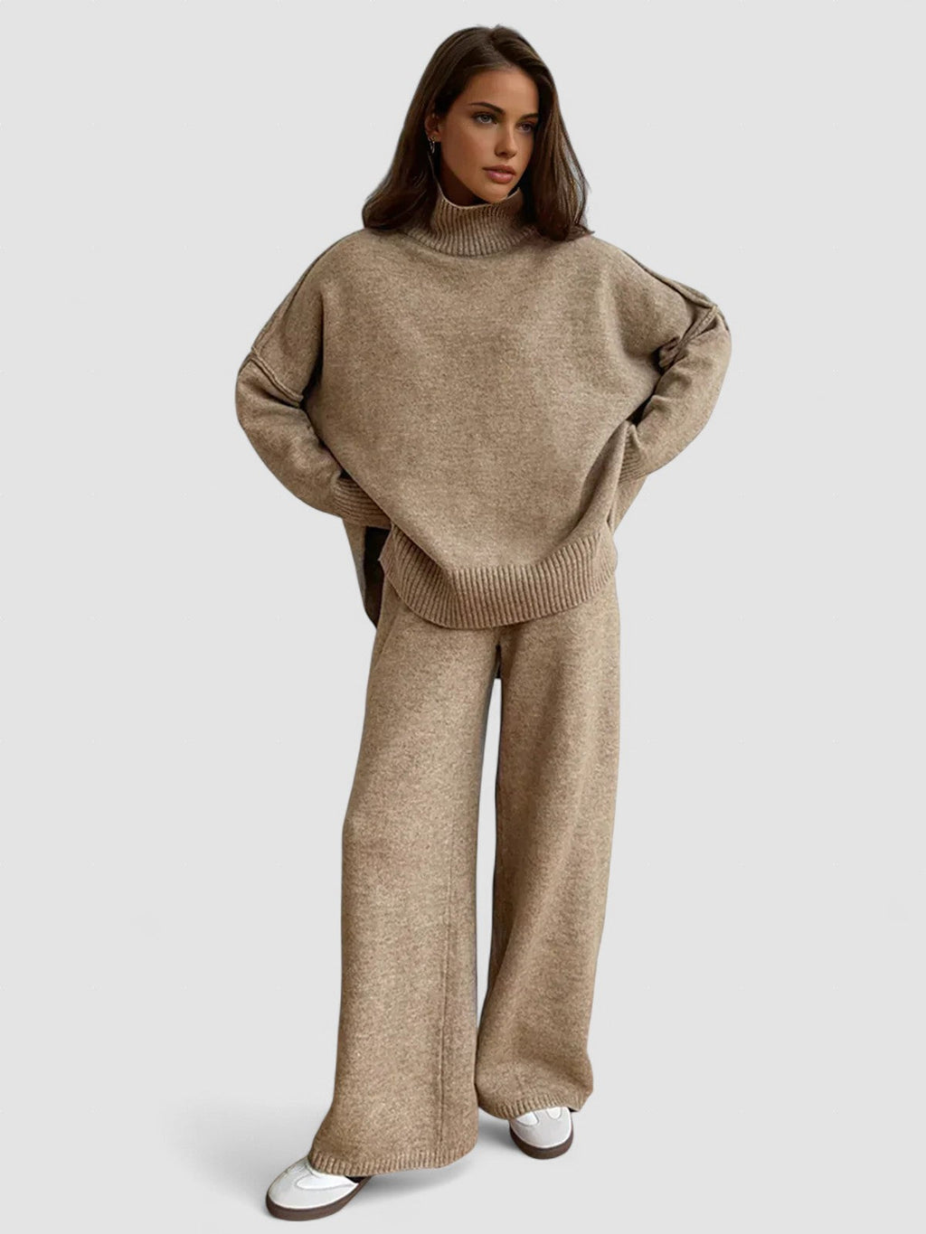 Set tricotat cu guler înalt și pantaloni