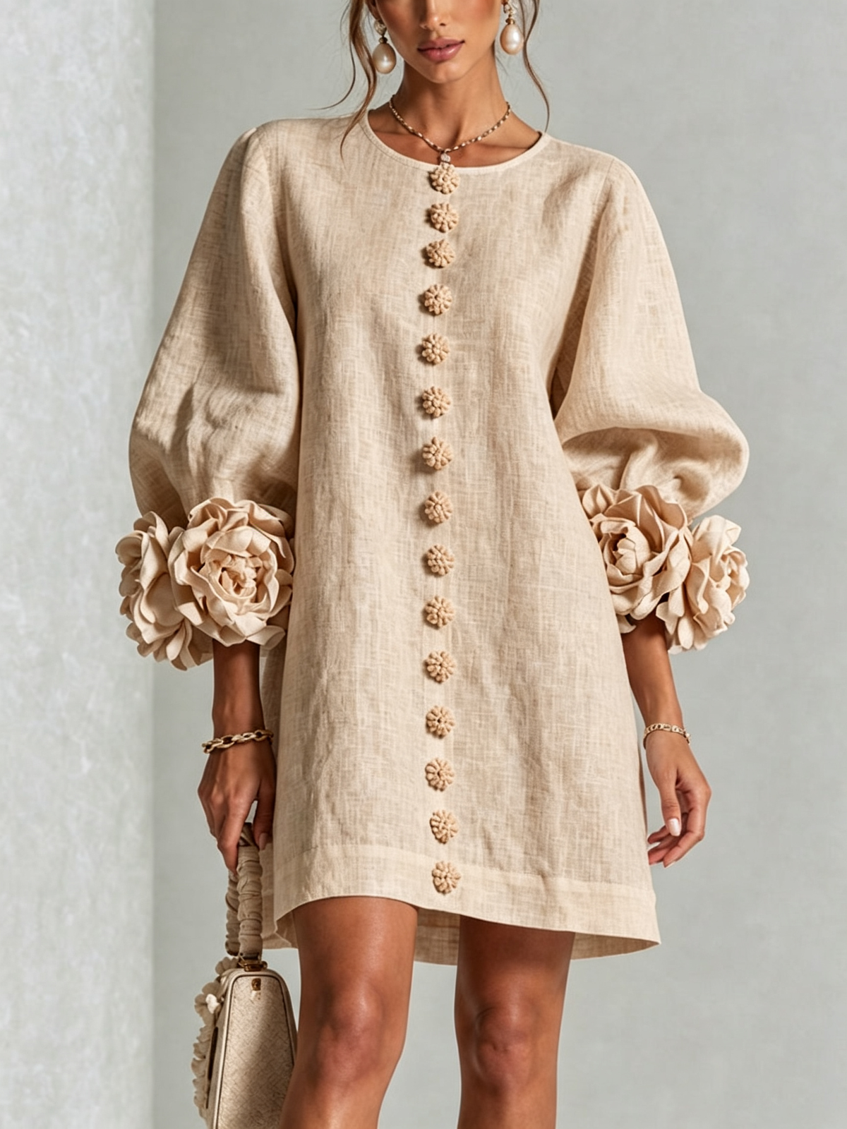 Rochie mini de damă cu nasturi florali, mâneci 3/4 și manșete în formă de trandafir