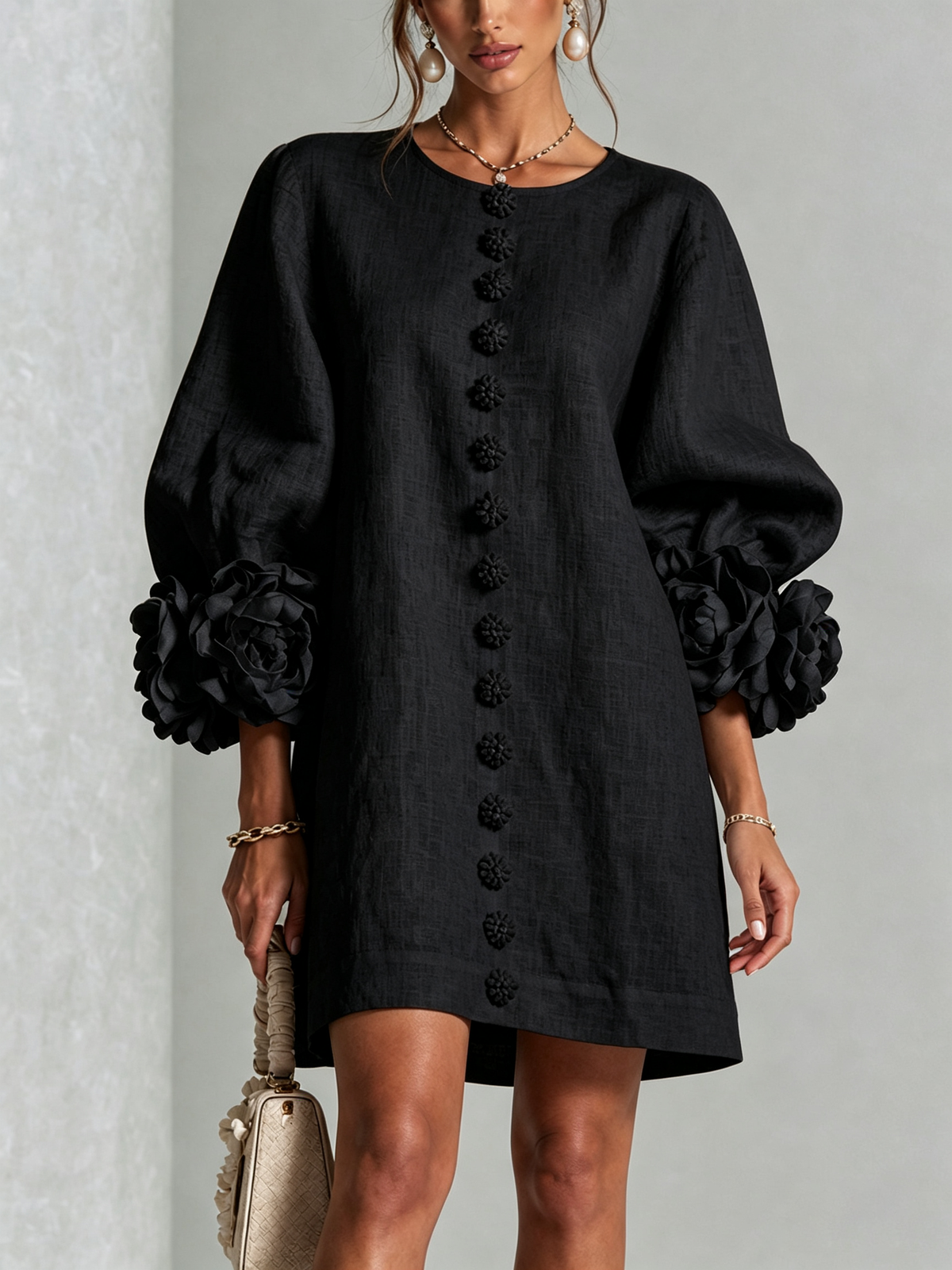 Rochie mini de damă cu nasturi florali, mâneci 3/4 și manșete în formă de trandafir