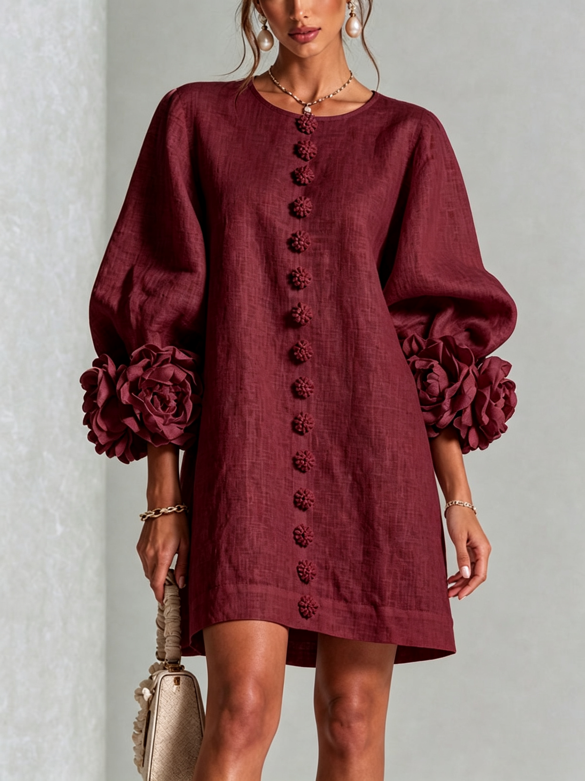 Rochie mini de damă cu nasturi florali, mâneci 3/4 și manșete în formă de trandafir