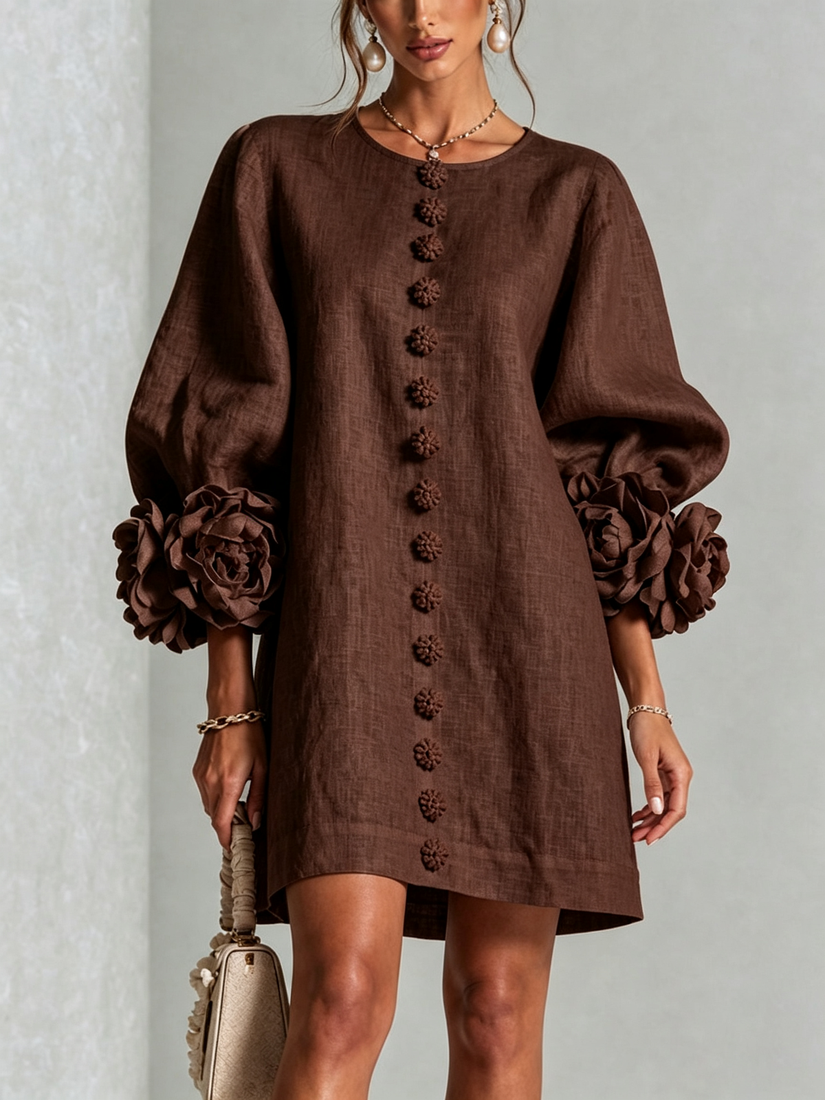 Rochie mini de damă cu nasturi florali, mâneci 3/4 și manșete în formă de trandafir