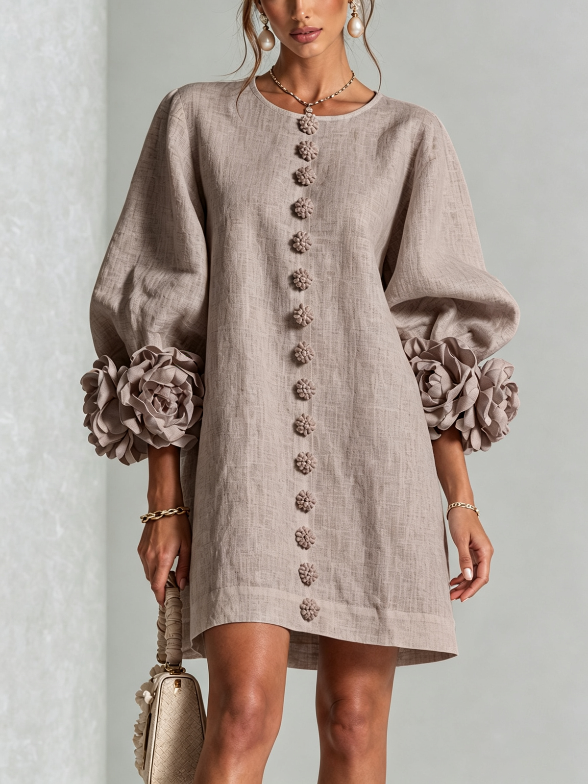 Rochie mini de damă cu nasturi florali, mâneci 3/4 și manșete în formă de trandafir