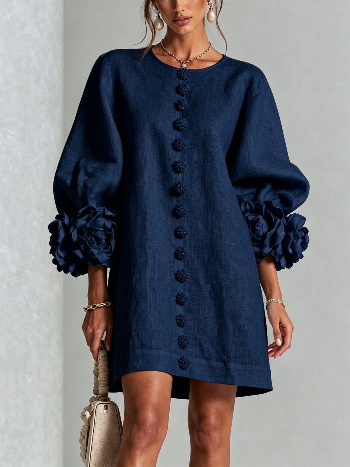 Rochie mini de damă cu nasturi florali, mâneci 3/4 și manșete în formă de trandafir