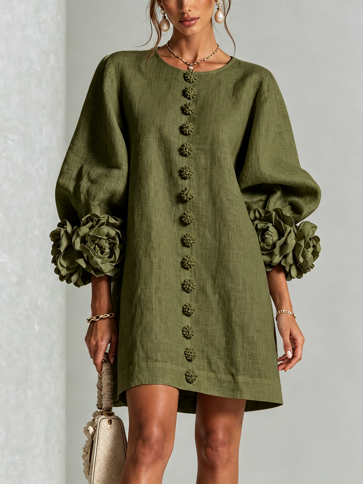 Rochie mini de damă cu nasturi florali, mâneci 3/4 și manșete în formă de trandafir