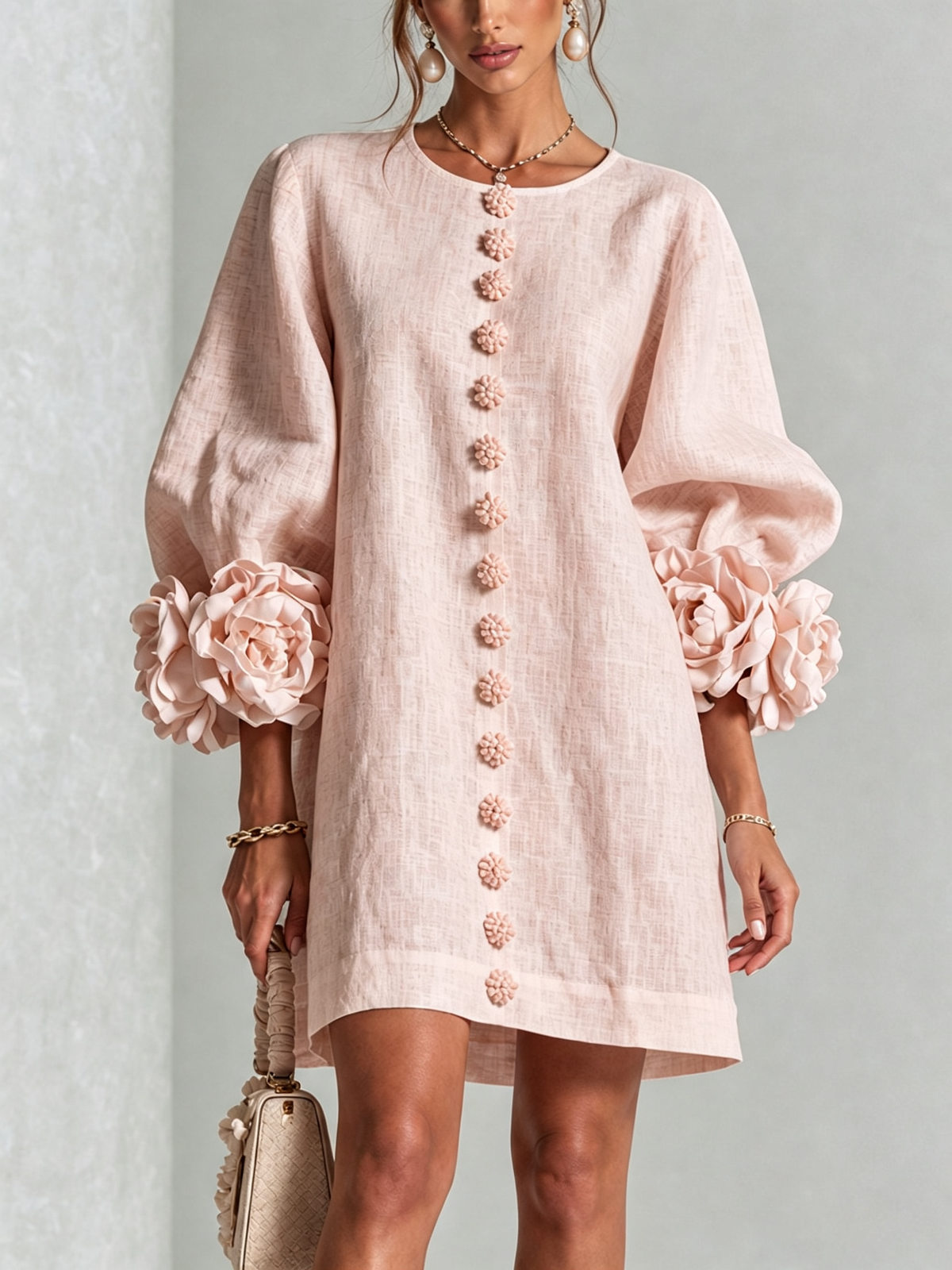 Rochie mini de damă cu nasturi florali, mâneci 3/4 și manșete în formă de trandafir