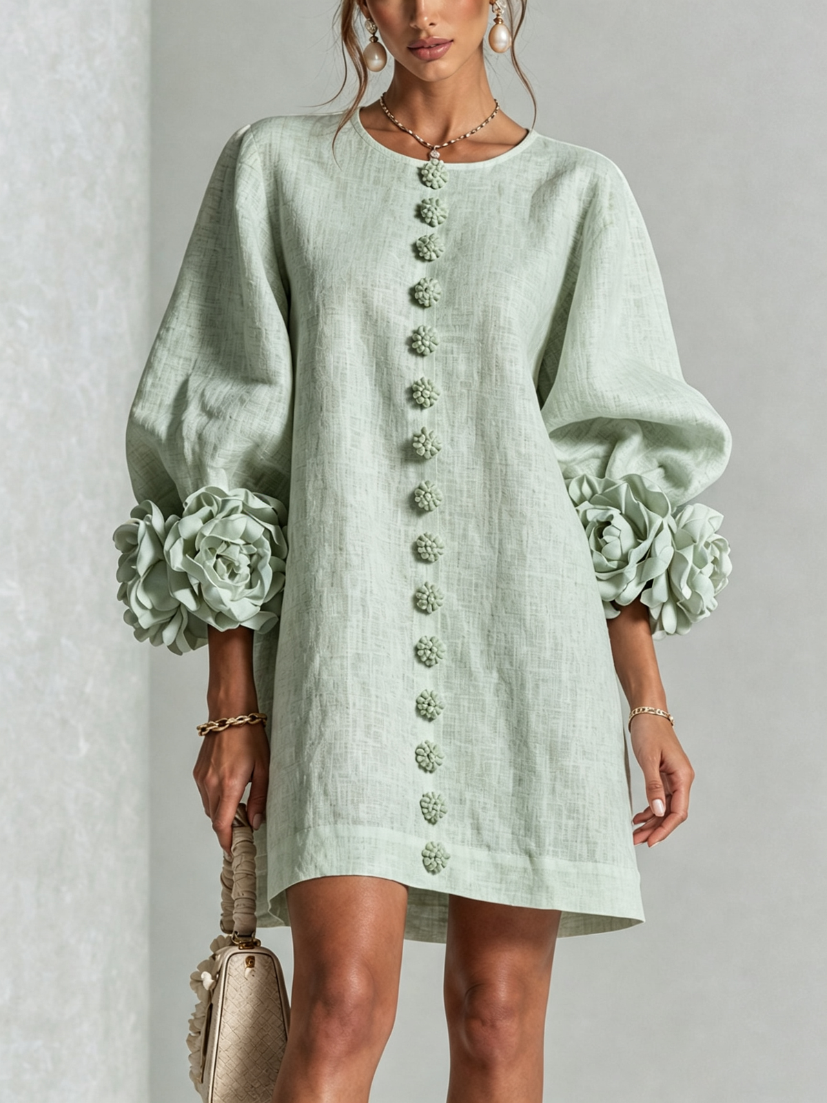 Rochie mini de damă cu nasturi florali, mâneci 3/4 și manșete în formă de trandafir