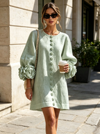 Rochie mini de damă cu nasturi florali, mâneci 3/4 și manșete în formă de trandafir