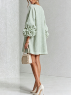 Rochie mini de damă cu nasturi florali, mâneci 3/4 și manșete în formă de trandafir