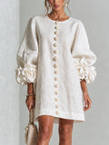 Rochie mini de damă cu nasturi florali, mâneci 3/4 și manșete în formă de trandafir