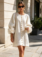 Rochie mini de damă cu nasturi florali, mâneci 3/4 și manșete în formă de trandafir