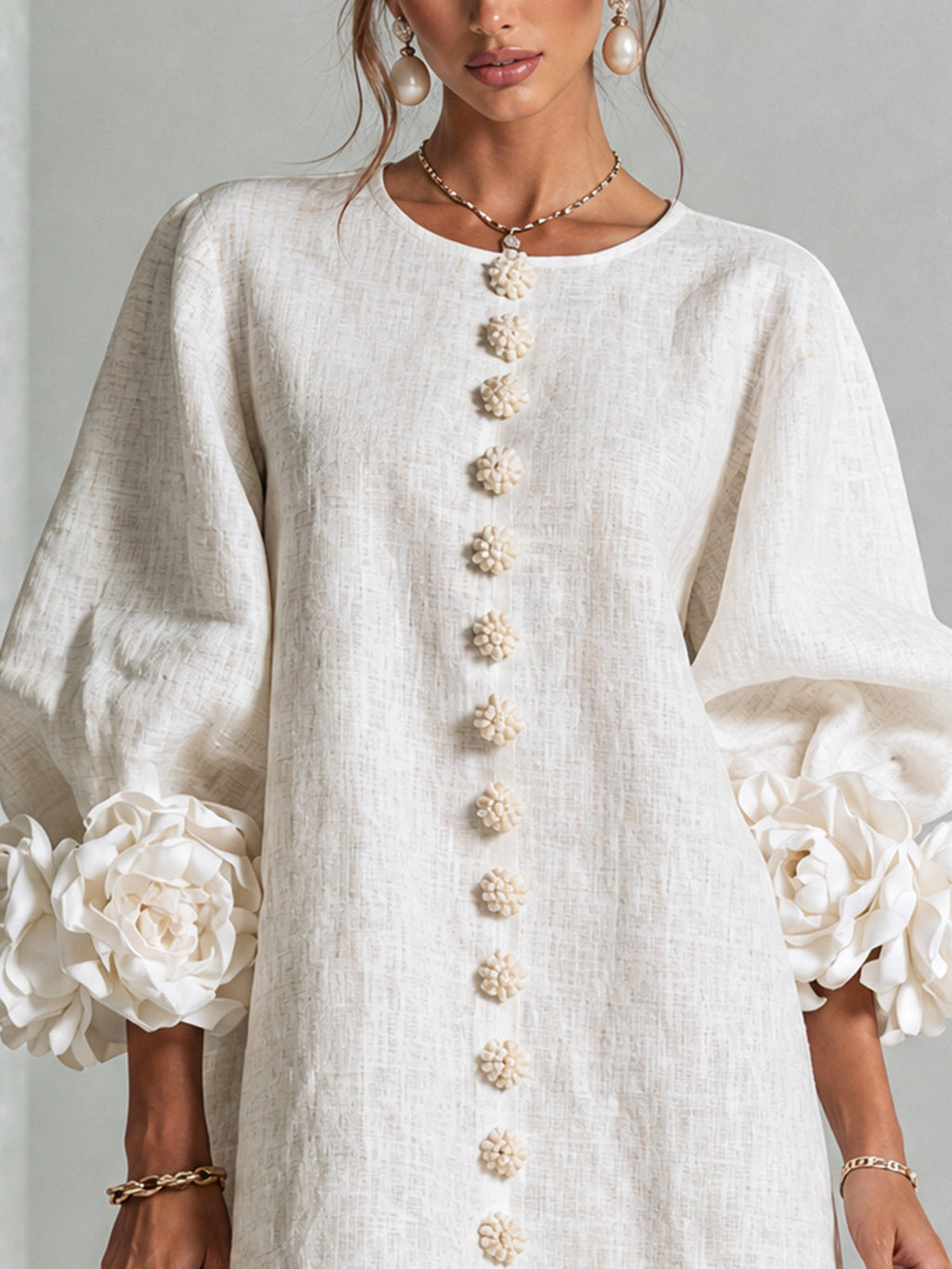 Rochie mini de damă cu nasturi florali, mâneci 3/4 și manșete în formă de trandafir
