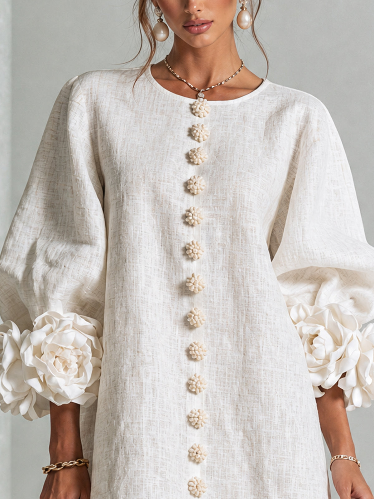 Rochie mini de damă cu nasturi florali, mâneci 3/4 și manșete în formă de trandafir