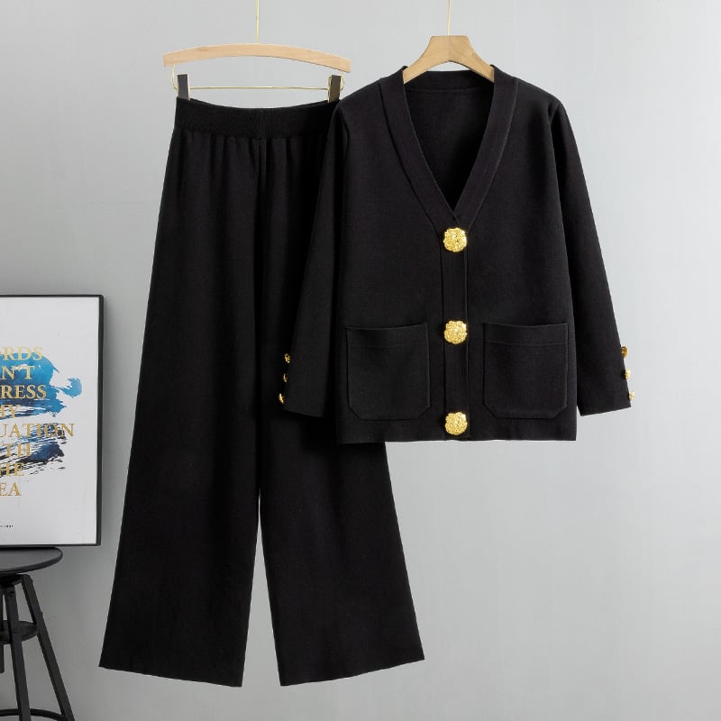 AZARIA – COSTUM DIN LÂNĂ CU PANTALONI ȘI PULOVER CU BUTONI DIN METAL