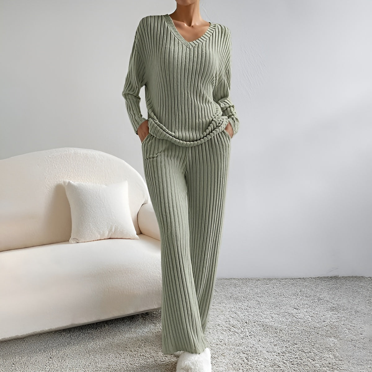 Wilma – Set Tricotat Două Piese Pulover V și Pantaloni Confortabili
