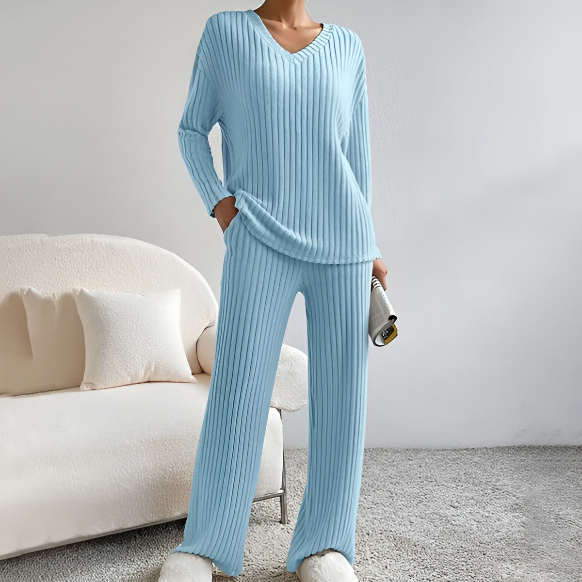 Wilma – Set Tricotat Două Piese Pulover V și Pantaloni Confortabili